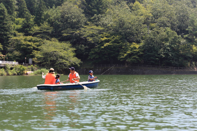 岐阜 山県 ワカサギ釣り 大人数 10名様 でお得に楽しめる団体向けプラン きれいな湖の伊自良湖でボートに乗ってワカサギ釣り 日本最大の体験 遊び予約 サイトasoview