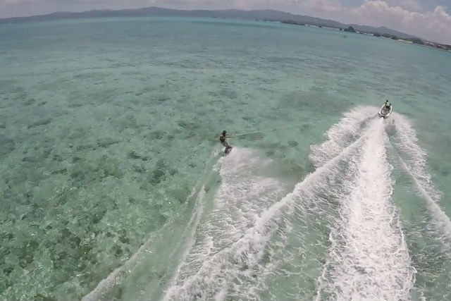 【沖縄・古宇利島・ウェイクボード】ハートロックのある島で爽快ウェイクボード!|アソビュー
