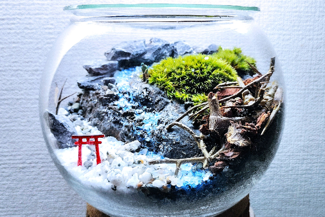 新宿・盆栽テラリウム】自然石で彩る箱庭風景「盆栽テラリウム」」の