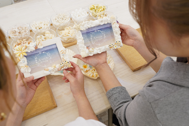 シェル フォトフレーム♡スクラップブッキング 沖縄・国際通り】天然の貝殻を使うシェルフォトフレーム作り｜アソビュー！